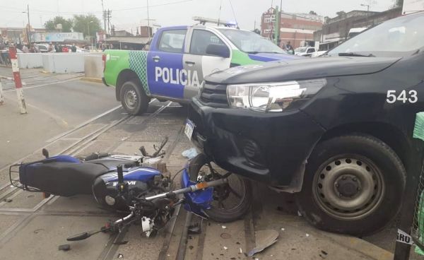 Impactante persecución policial: un patrullero derribó a un motochorro que había robado una verdulería en San Miguel