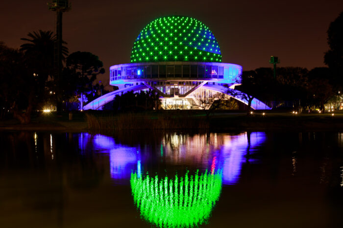 Se iluminaron monumentos de verde en la Ciudad para concientizar sobre el cuidado del ambiente