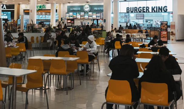 Pánico en el shopping: cuatro jóvenes heridos a cuchillazos en medio de una gresca