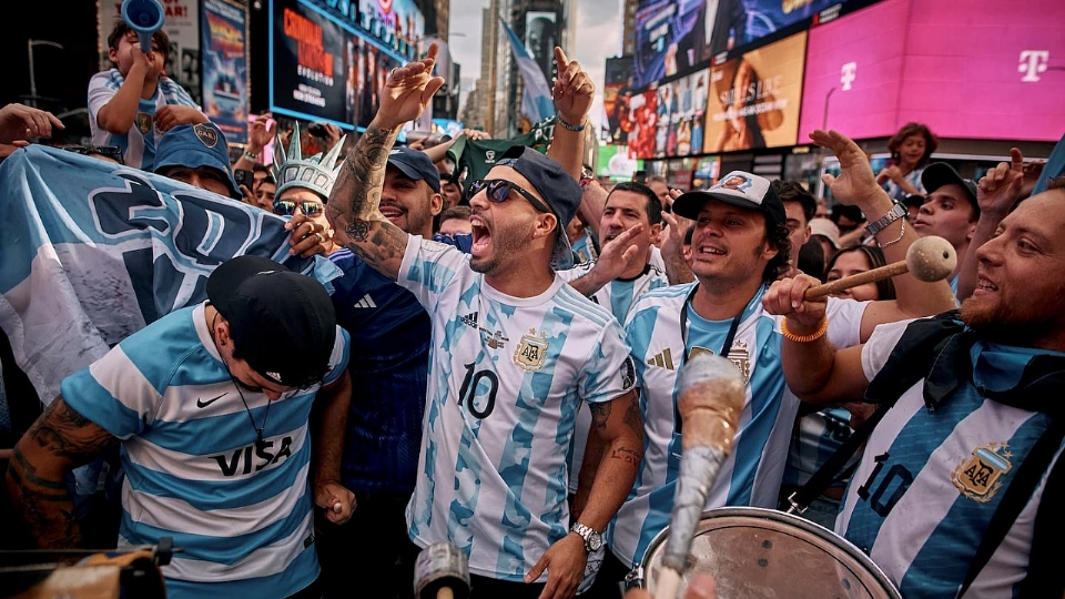 Los hinchas argentinos hicieron un espectacular banderazo en el Times Square