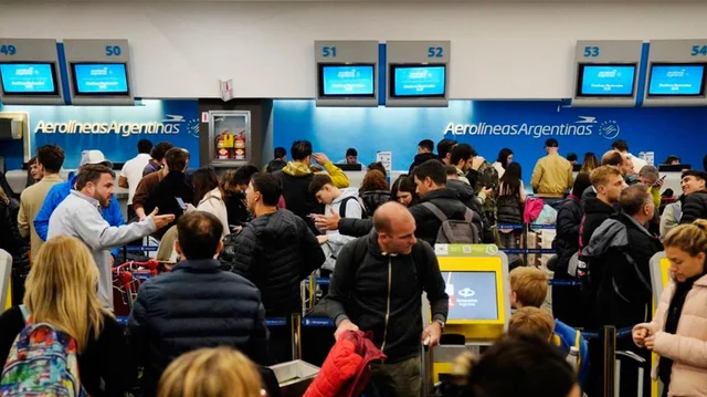 Paro de pilotos de Aerolíneas Argentinas: 150 vuelos y 15 mil pasajeros afectados