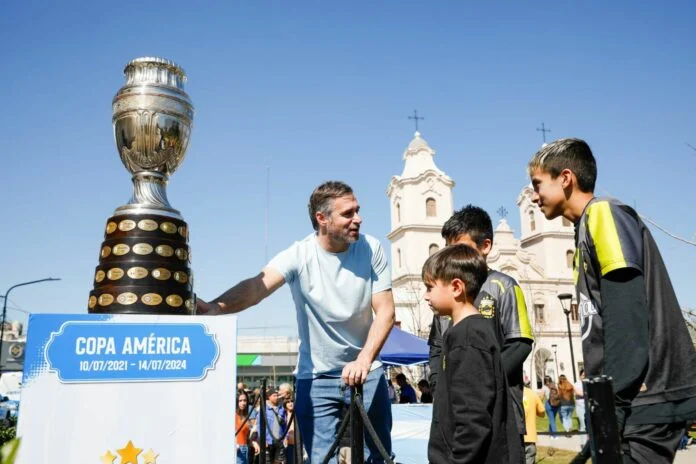 Miles de personas celebraron y se fotografiaron con las Copas que ganó la Selección en Pilar