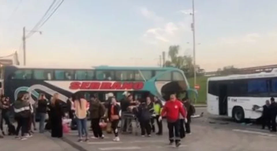 Choque entre un micro y un colectivo en Panamericana: hay 20 heridos