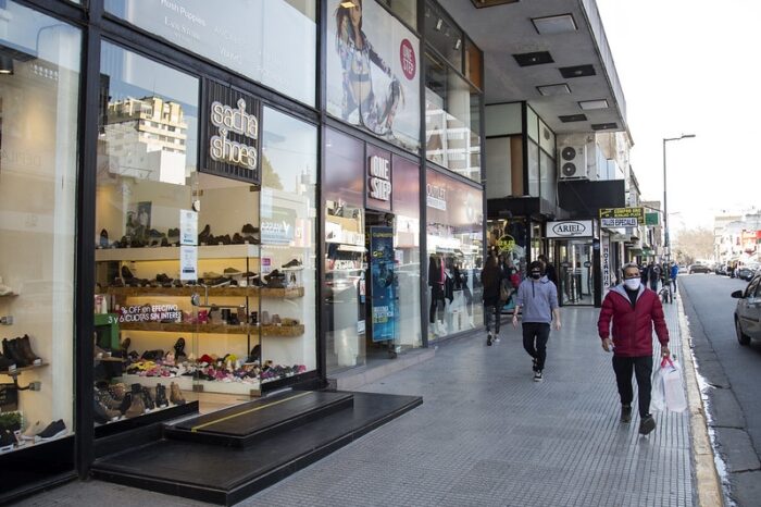 Se podrá probar indumentaria y calzado dentro de los locales de ropa en San Isidro