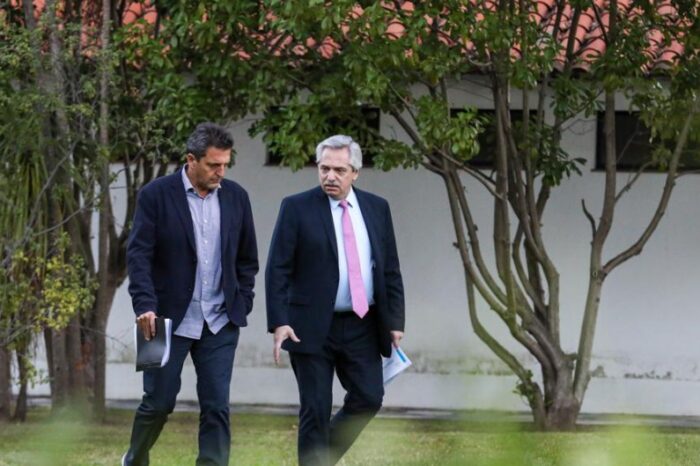 Alberto suspendió dos actos y lleva 4 días reuniéndose con Massa