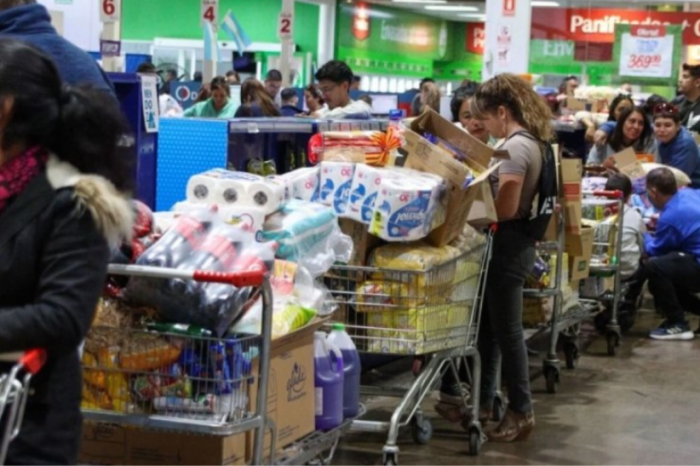 El dólar a $1.000: los chilenos cruzan a la Argentina para comprar "regalados" alimentos, combustibles y tocador