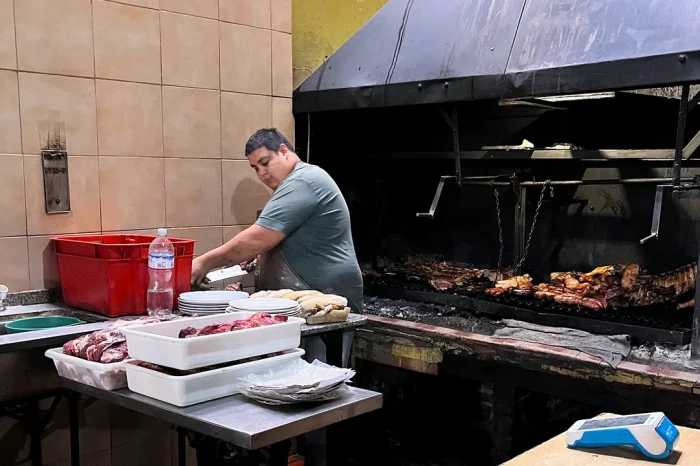 Una parrillita de barrio que sobrevivió a la pandemia ofrece dos sándwiches de bondiola con fritas por $4.400